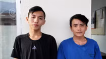 Vờ mua thuốc lá rồi giật dây chuyền 