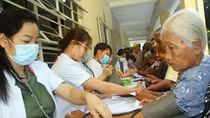 Thăm khám, cấp phát thuốc miễn phí cho bà con ngư dân vùng biển