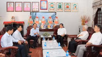 Thiếu tướng Bùi Bé Tư thăm, chúc mừng các vị Giám mục, Linh mục