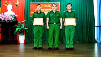 Khen thưởng 2 cán bộ Công an bắt kẻ trộm mai kiểng
