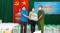 Công an tỉnh An Giang hỗ trợ 1.000 phần quà cho các khu cách ly 