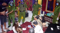 Quản lý và nhân viên karaoke "bay" cùng khách