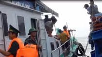 Ứng cứu kịp thời 8 ngư dân gặp nạn trên vùng biển Bến Tre