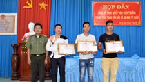 Tặng bằng khen cho 3 người dân dũng cảm truy bắt nhóm cướp giật tài sản