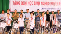 Báo CAND và Công ty Mai Lam, tặng xe đạp cho học sinh nghèo hiếu học 