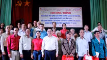Phó Thủ tướng Chính phủ Vương Đình Huệ tặng quà Tết tại tỉnh Bến Tre