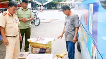 Bắt xe ô tô khách chở hơn 600kg thực phẩm bốc mùi hôi thối