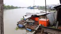 Sà lan bỏ chạy sau khi tông sập 5 nhà dân và 2 bè cá lúc giữa đêm