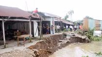 Một căn nhà cạnh vết nứt ở Hậu Giang bị cuốn trôi