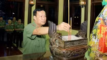 Thứ trưởng Lê Tấn Tới dâng hương tại Khu lưu niệm Chủ tịch Tôn Đức Thắng