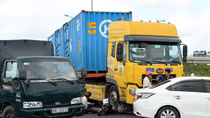 Người đàn ông may mắn thoát chết trước bánh xe container