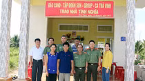 Bàn giao 2 căn nhà tình nghĩa cho cán bộ chiến sĩ Công an Trà Vinh