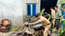 Công an Phú Quốc giúp dân ổn định cuộc sống sau trận ngập lịch sử