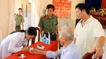 Thăm khám, cấp thuốc miễn phí và tặng quà cho 500 người dân khó khăn