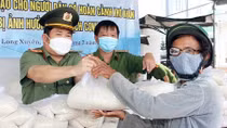 Công an tỉnh An Giang hỗ trợ người dân nghèo 170 tấn gạo