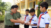 Báo CAND trao tặng 4.000 tập cho học sinh vùng sâu