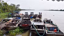 Công an Bến Tre bắt giữ 12 phương tiện hút trộm cát sông