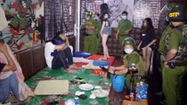 Chủ quán và nhân viên “bay” cùng khách karaoke