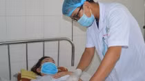 Xương cá đâm thủng ruột 10 ngày mới được lấy ra