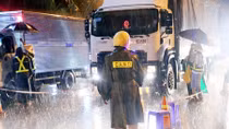 Dầm mưa trong đêm đảm bảo công tác kiểm soát dịch tại cửa ngõ TP Cần Thơ