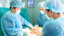  Một phụ nữ nguy kịch khi tự tiêm filler gia cố “vòng 3”