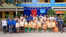 Trao tặng áo phao cứu sinh cho học sinh vùng lũ biên giới