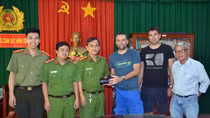 Công an tỉnh Bến Tre bàn giao tài sản bị trộm cho du khách nước ngoài