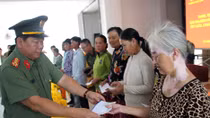 Công an TP Cần Thơ thăm, tặng quà cho bà con dân tộc Khmer