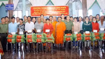 Tặng quà tình nghĩa cho đồng bào dân tộc thiểu số 
