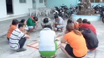 8 “quý bà” sát phạt với 4 “quý ông” trên chiếu bạc