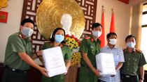 Tặng khẩu trang, cồn y tế cho người dân và lực lượng làm nhiệm vụ