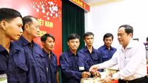 Chủ tịch Ủy ban Trung ương MTTQ Việt Nam trao quà Tết tại An Giang