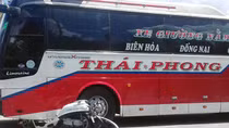 Xe khách nghiền nát xe máy kéo lê 500m, một phụ nữ tử vong