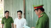 Bắt tạm giam người cha "vũ phụ"