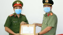 Khen thưởng CBCS Công an hỗ trợ người dân đi cấp cứu kịp thời