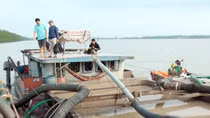 Bắt quả tang 2 tàu khai thác cát trái phép trên sông Hàm Luông 