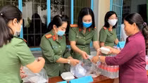 Hỗ trợ suất ăn và tuyên truyền bầu cử tại điểm cấp CCCD 