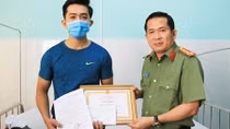 Khen thưởng Công an viên bị thương trong lúc truy bắt tội phạm