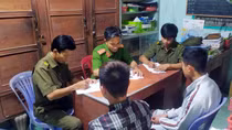 Bắt quả tang 2 đối tượng rải tờ rơi cho vay tiền