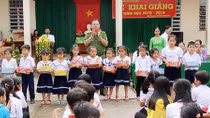 Báo CAND cùng Công an tỉnh Hậu Giang tặng tập cho học sinh vùng sâu
