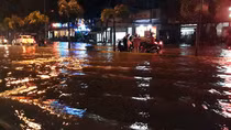 Cần Thơ “chìm” trong biển nước sau cơn mưa lớn