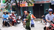 Nghĩa tình người Cần Thơ trong đợt triều cường lịch sử
