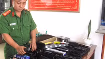 Vận chuyển vũ khí thô sơ qua công ty giao hàng