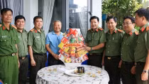 Công an An Giang thăm và chúc Tết gia đình chính sách
