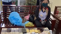 Người phụ nữ vận chuyển trái phép 5kg nghi là vàng