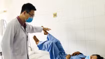 Phẫu thuật thành công bệnh nhân gãy nát đốt sống lưng do ngã khi leo dừa