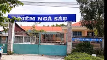 Trên 100 học sinh không thể vào trường vì cổng bị khóa 
