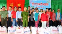 Mang sắc xuân đến với bà con khó khăn vùng Tây Nam bộ
