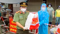 Công an tỉnh An Giang tặng quà, hỗ trợ người dân trong khu cách ly, phong tỏa