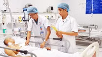 Giận vợ, tự dùng dao đâm xuyên thấu tim